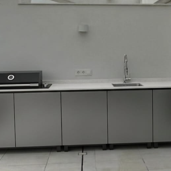 Cocina de exterior Hoppilif: elegante en color plata y estructura negra encimera en Porcelanico 300cm*70cm*90 cm