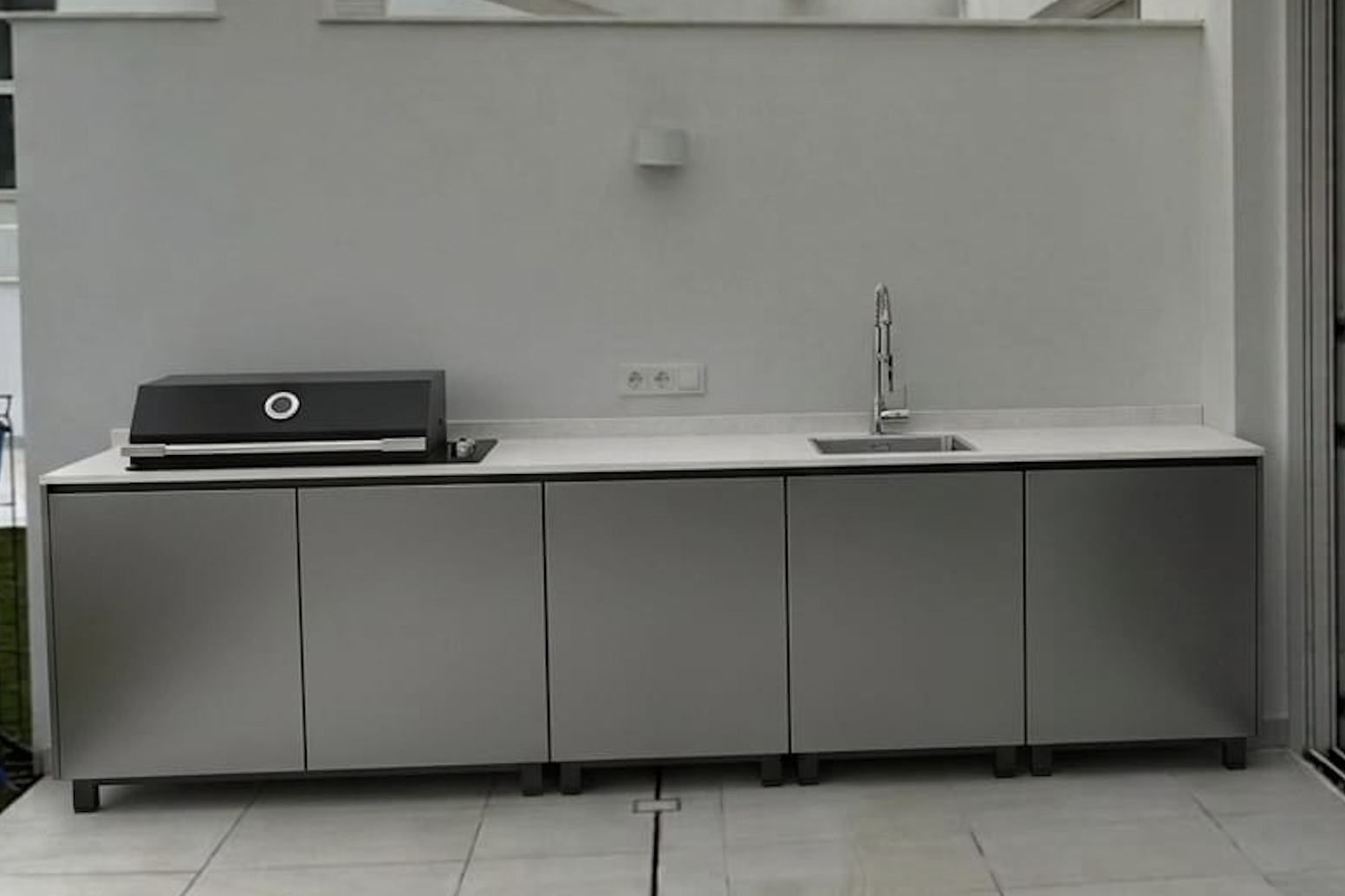 Cocina de exterior Hoppilif: elegante en color plata y estructura negra encimera en Porcelanico 300cm*70cm*90 cm