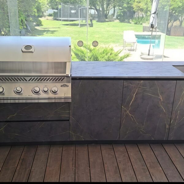 Cocina Exterior MestreMat en Dekton Laurent 3195x710x910 Barbacoa Napoleon Serie 500+ nevera interior